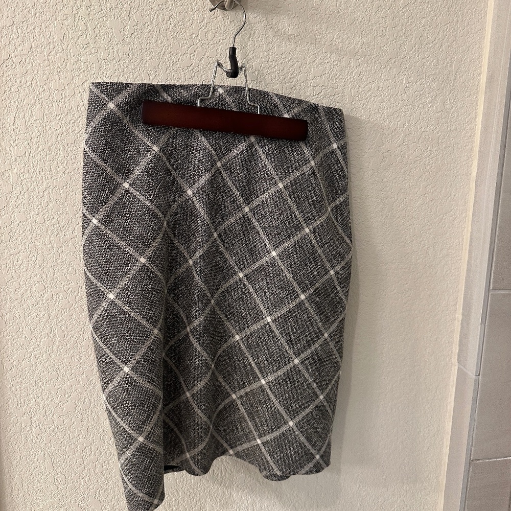 White House black market skirt size 4